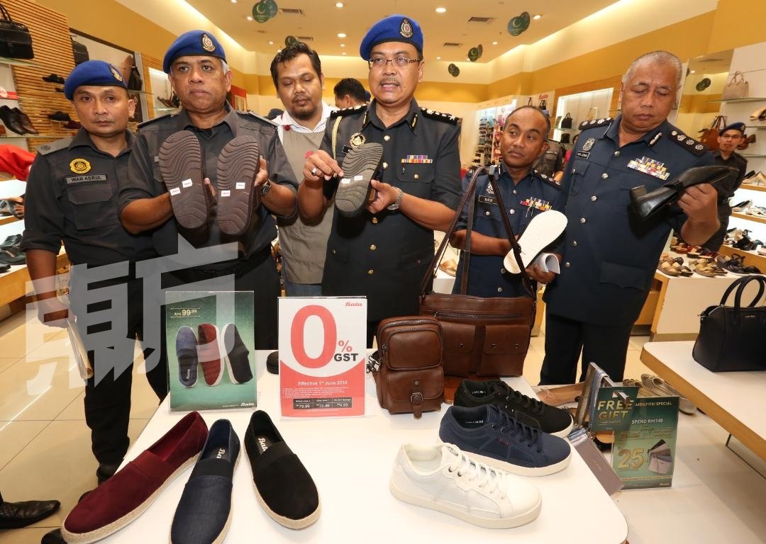 凯鲁安华(左4)，连同贸消局及关税局执法官员，检查位于地不佬永旺广场的BATA鞋店价格。