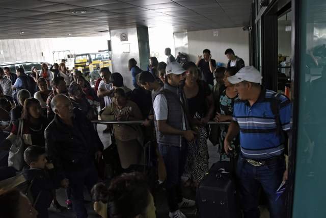 奥罗拉国际机场关闭，门外挤满旅客。　法新社
