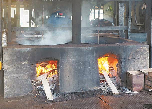 安东咖啡厂坚持以木柴为燃料，以便为咖啡爱好者提供原始的炭烧香味和口感！
