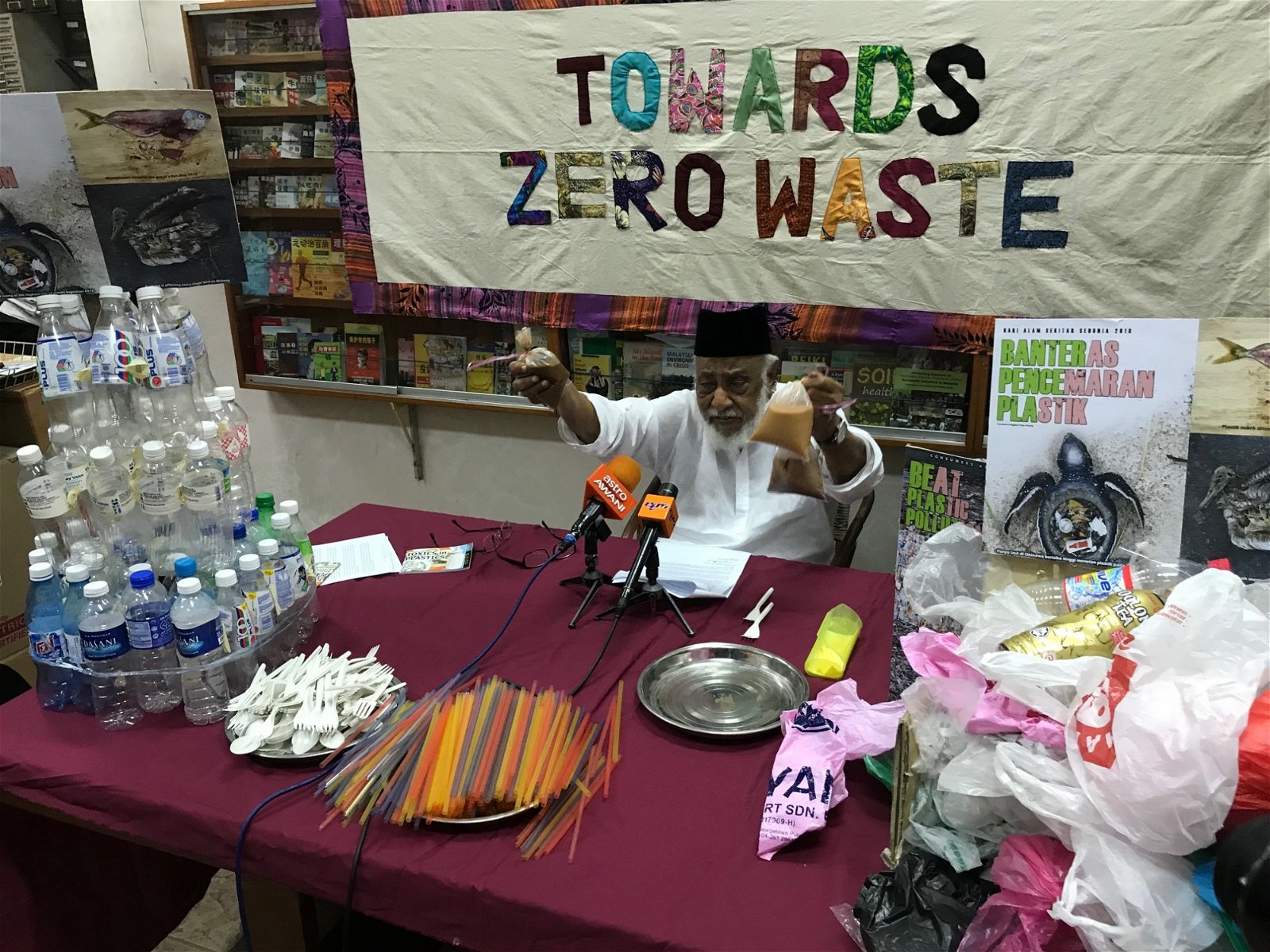 莫哈末依里斯在记者会上展示所有一次性塑料制成的产品，并 呼吁民众停止使用这些产品，避免生态与环境造成更大污染。