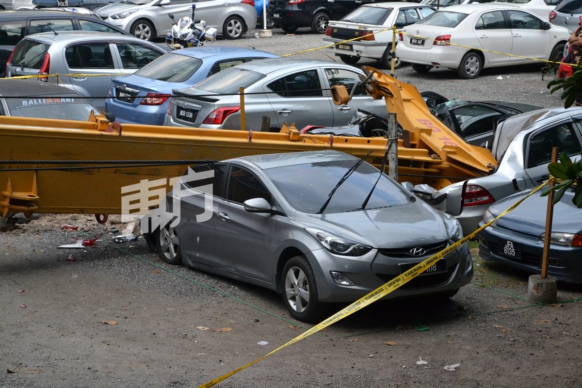 统计后发现有5辆车子被打桩机压至损坏，打桩机倒下的因素仍待确认。（摄影：黄昌贤）