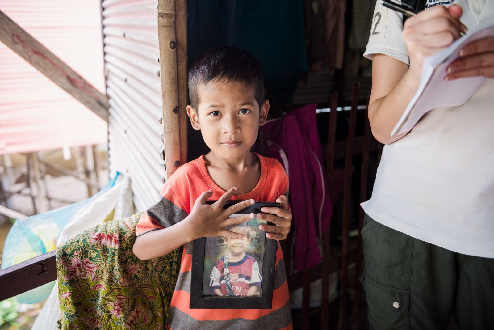 再次去柬埔寨，张嘉樵回到曾经去过的村子，这个孩子盯著他许久后，跑到屋内将照片拿出来，表示他还记得张嘉樵曾经为他们拍照。