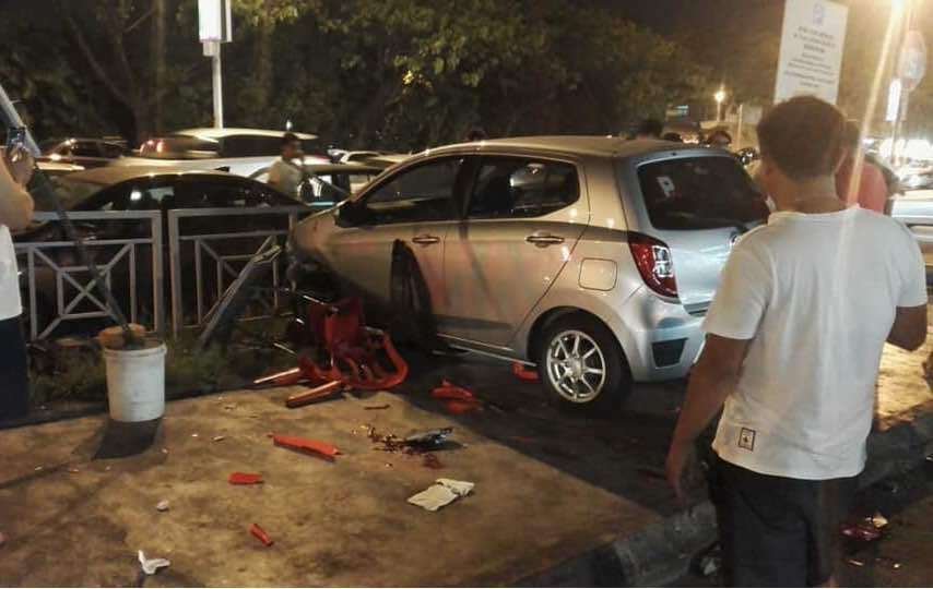肇祸车撞上路边停车位的食客后，复撞路肩上栏杆。