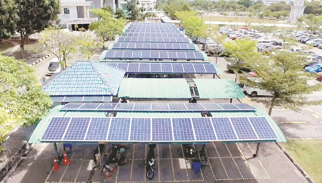 威省市局的摩哆停车棚开始装置太阳能板，以减少市局大厦的电源需求量。