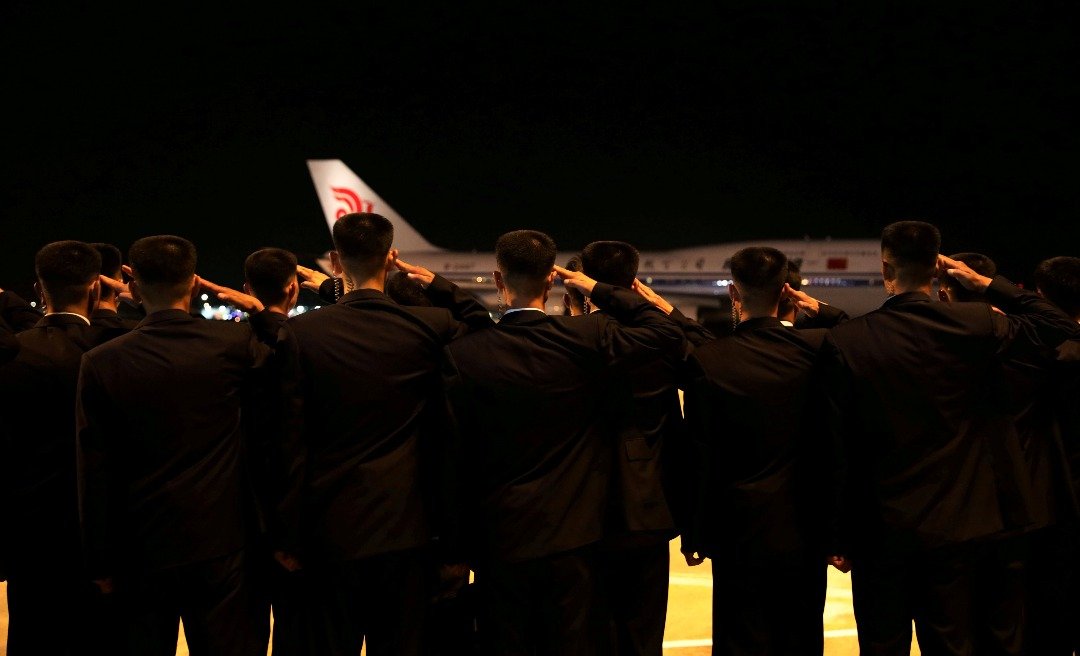 载著金正恩的中国国航专机，起飞离开樟宜机场，据信是负责金正恩安全的朝鲜保安人员，在机坪上向著飞机敬礼。