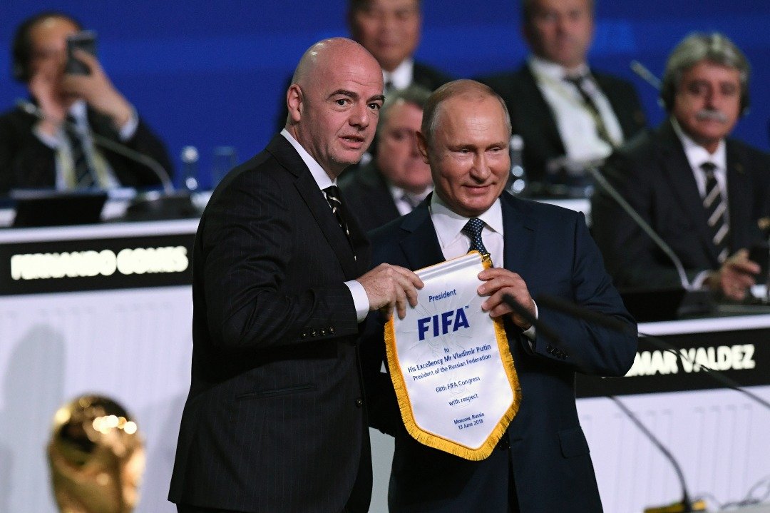 国际足联会长因凡蒂诺（左）周三在莫斯科举行的第68届国际足联大会上，向俄罗斯总统普京颁发纪念锦旗。