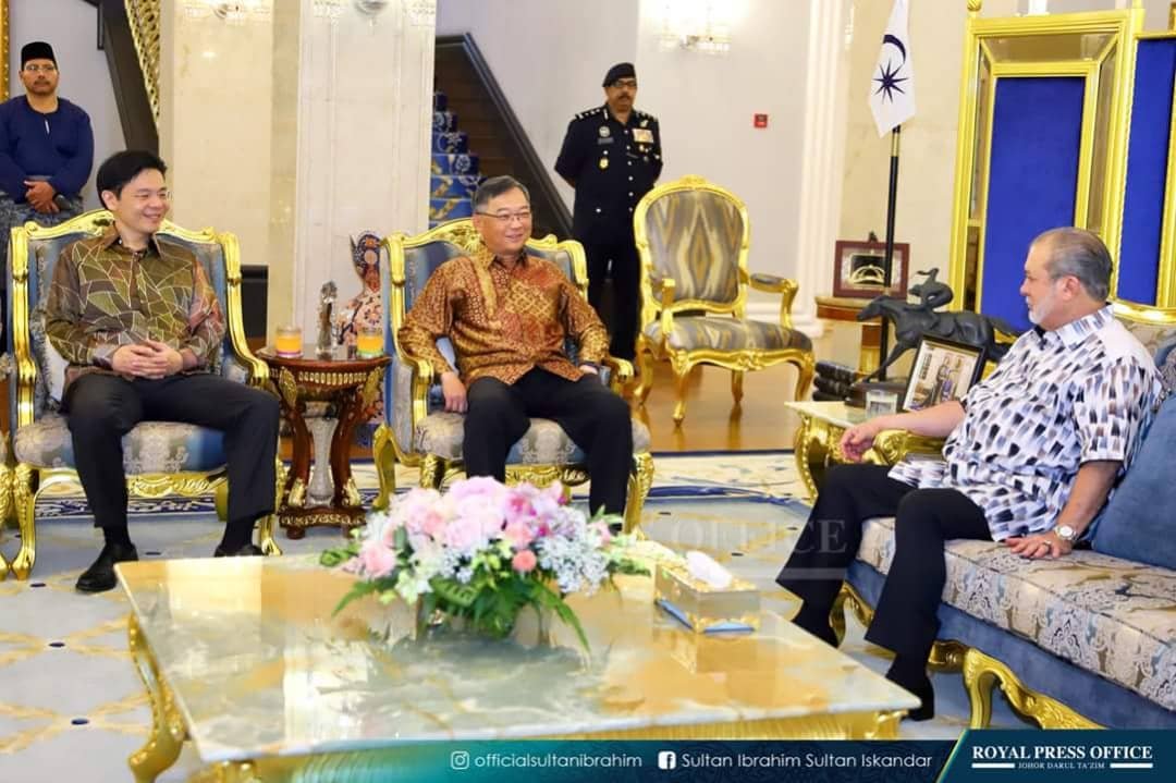 黄循财(左起)与颜金勇两名新加坡内阁部长在开斋节拜会柔佛王室，与柔佛苏丹依布拉欣陛下言谈甚欢。