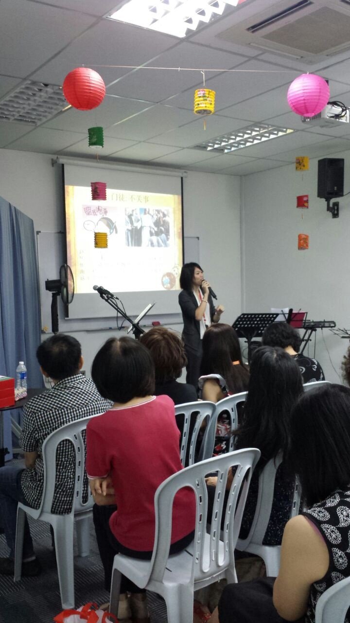 黄韵璇在周末不时给予公益讲座，提高大众对心理卫生的认识。