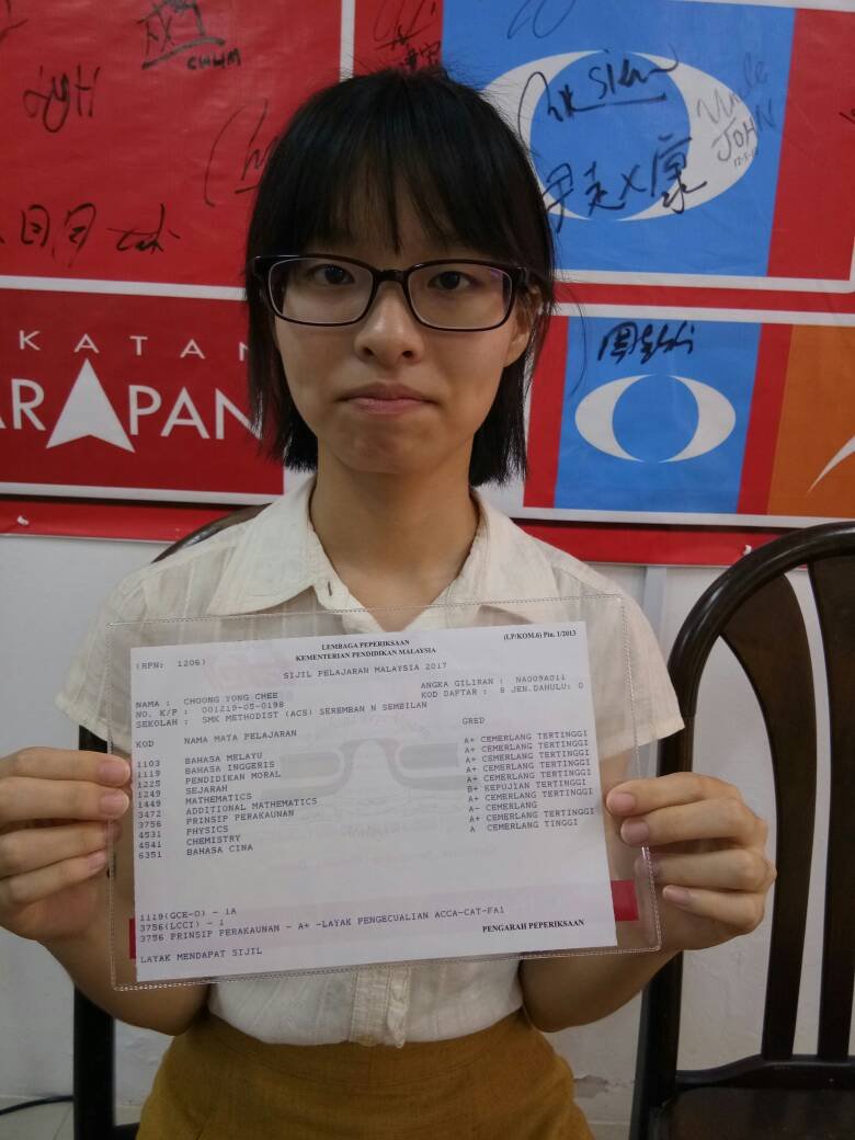 立志当中文教师的钟咏琦，虽考获9A的优秀成绩，却无法被录取进入师训中文组。