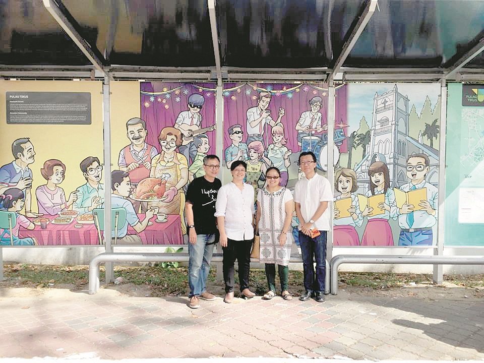 叶舒惠（左2起）与柯俐芬合作， 收集了浮罗池滑不同族群的口述历史，然后把他们的故事绘制成漫画放置在巴士候车亭上。
