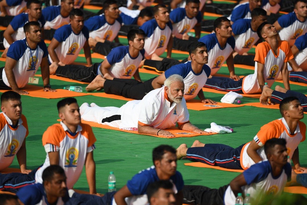 瑜伽起源于印度，拥有超过6000年历史，而身为国际瑜伽日发起人的印度总理莫迪（中）在位于北部城市台拉登的森林研究所，带领5万多人做起各式瑜伽动作，庆祝迈入第4个年头的国际瑜伽日。