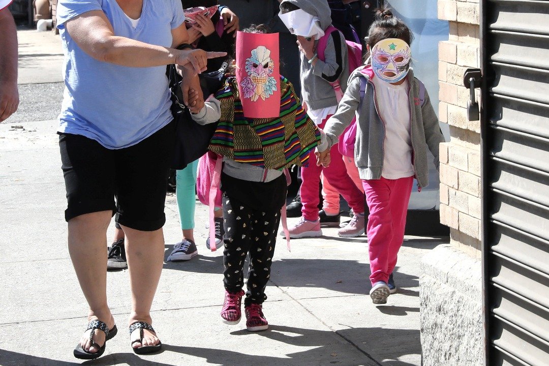 纽约市的卡尤加中心，收留了一些与家人分离的移民儿童，周四一群儿童离开该中心时，都戴上了面具，保护他们的私隐。