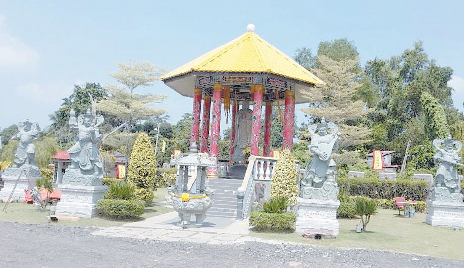 庄严的地藏王菩萨及排列在左右两侧的四大金刚，是令游客吸睛的景点之一。