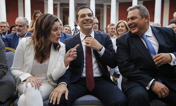 希腊总理齐普拉斯（Alexis Tsipras）上任三年来，首次打领带（中）上班庆祝脱离欧债国。