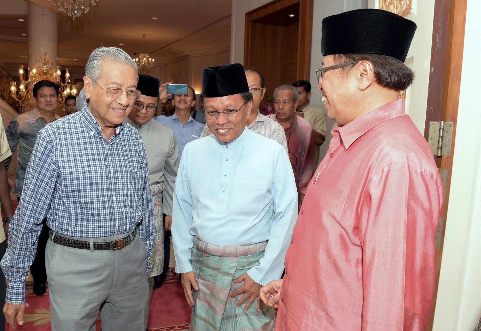 首相马哈迪（左起）在布城设宴款待沙菲益和阿邦佐哈里，彼此愉快交流。