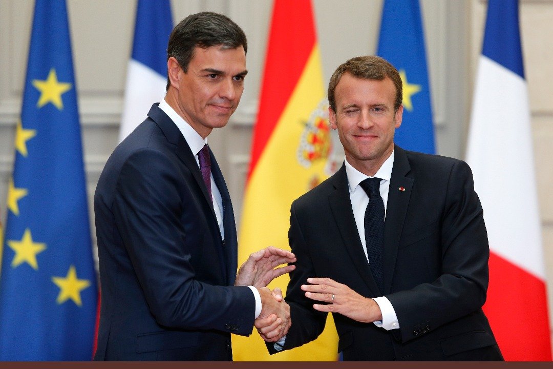 法国总统马克龙（右）周六与到访的西班牙首相桑切斯，在爱丽舍宫举行联合记者会。两国呼吁欧洲共同应对难民危机，并建议设“封闭式收容中心”接收难民。