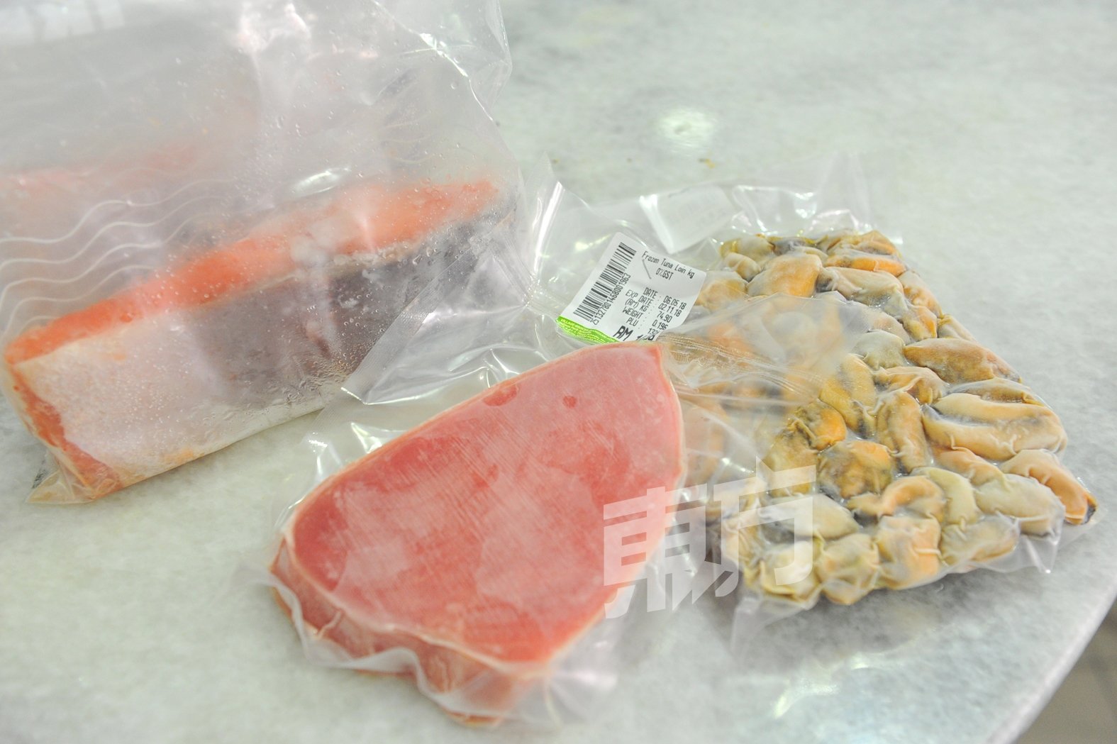 黄炜霖为毛孩们准备的食材包括三文鱼和淡菜。