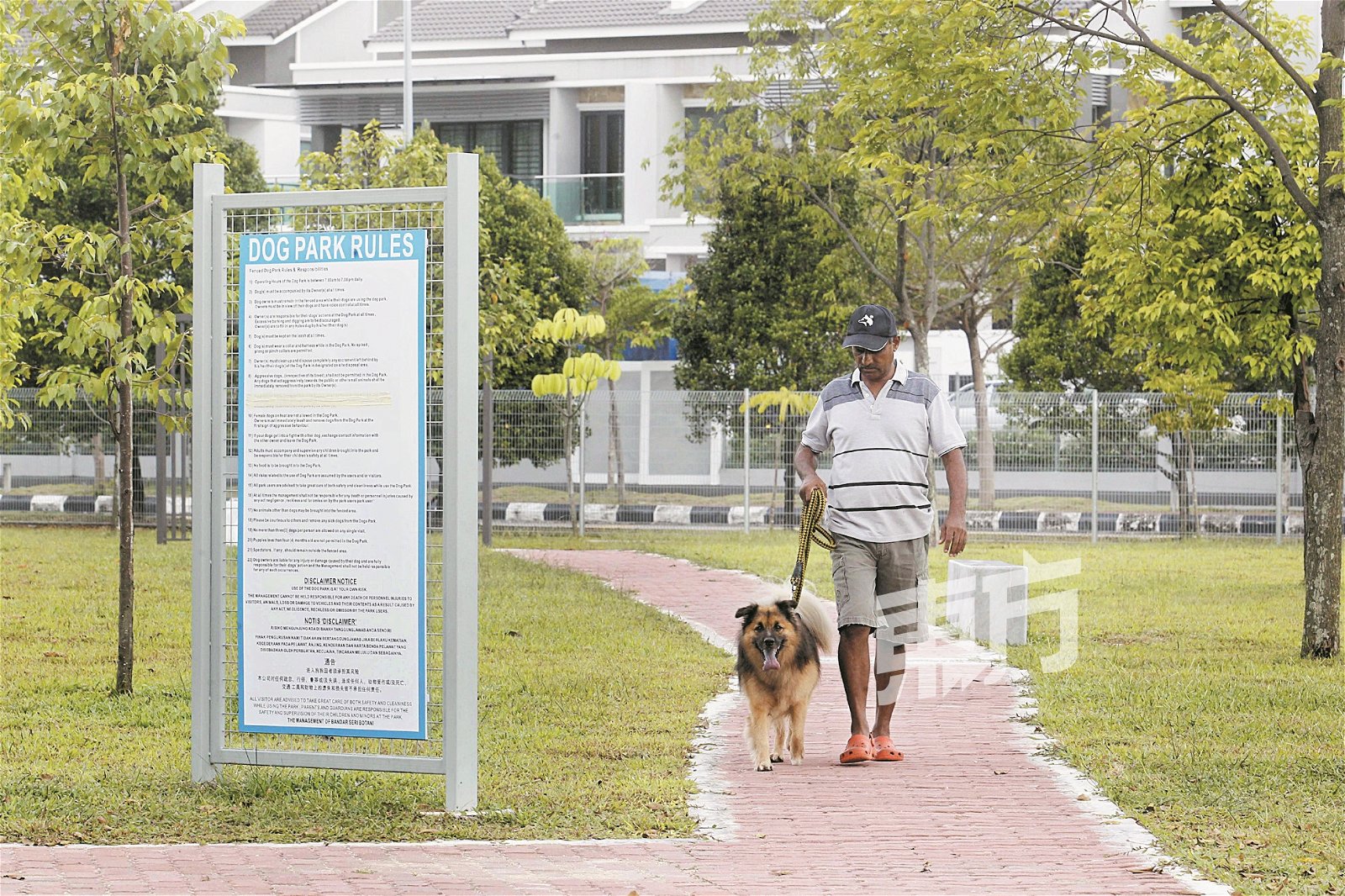狗儿公园设定许多规则，包括必须用绳索牵引狗儿散步，以保护其他狗儿和狗主的安全。