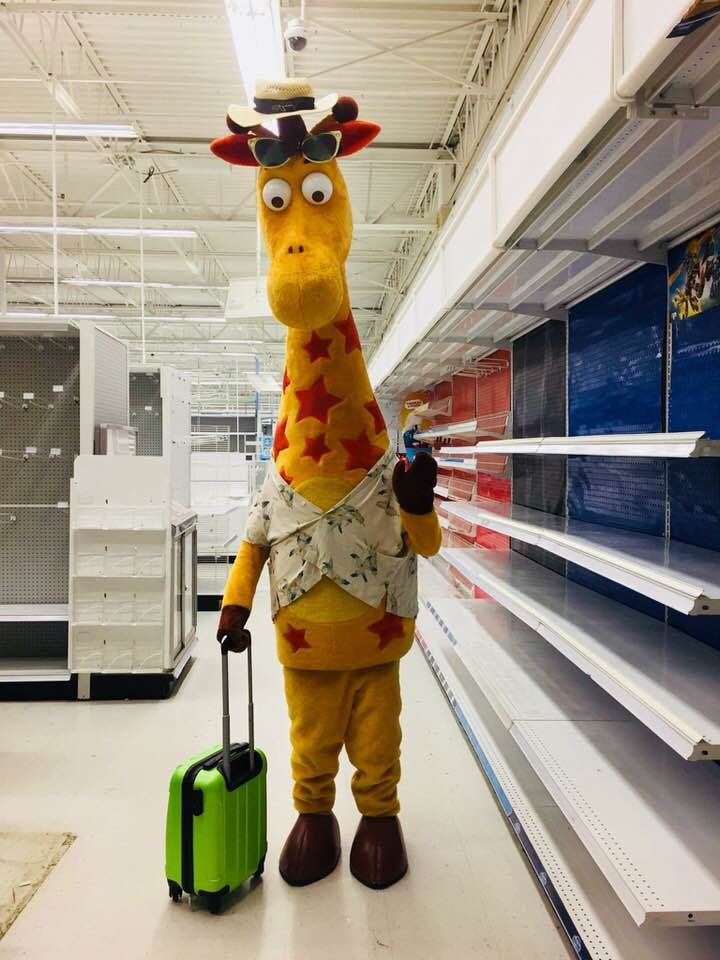 美国玩具反斗城周五全面结业，社交媒体面子书上出现一张该店吉祥物Geoffrey告别的照片。照片中，Geoffrey站在被清空的店内货架旁，手拿行李箱，似向小朋友挥手告别。
