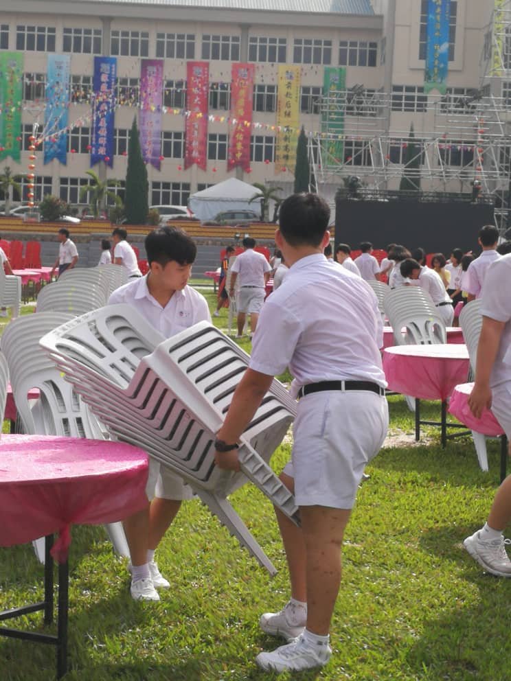 居銮中华学校动员全校师生布置万人宴会场。