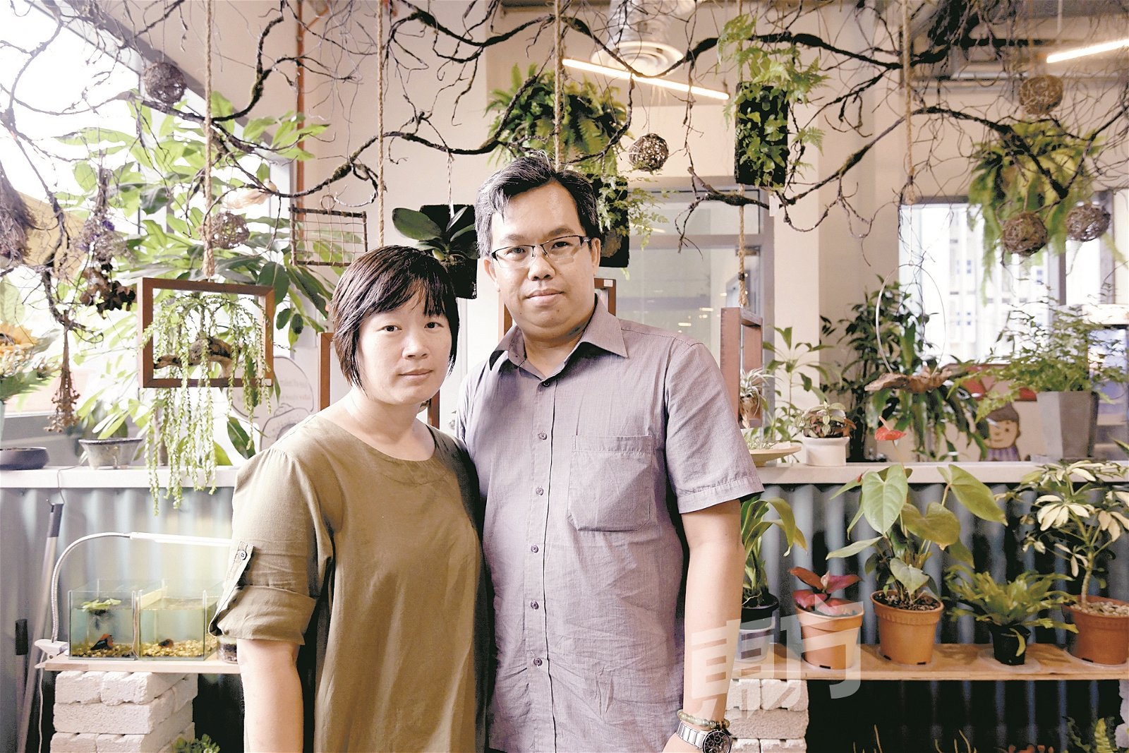 何惠君（左起）与何锦洲5年前开始在面子书售卖空气凤梨，并在数月前开设门市，希望进一步推广空气凤梨市场。