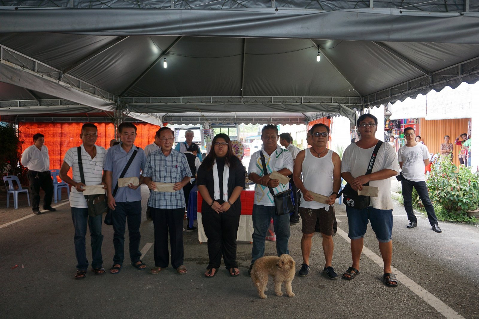 刘文龙的女儿（左4）代表丧府移交捐款予6个团体。