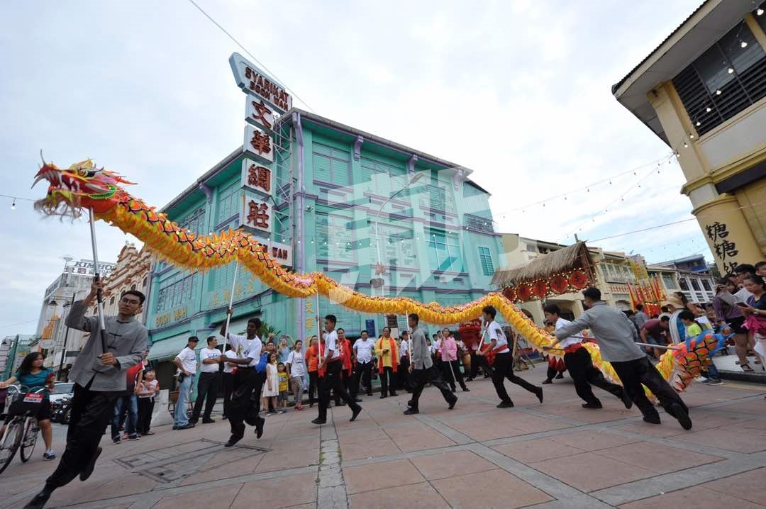 舞龙是中华传统文化不可或缺的表演之一，身手矫健的队员让长龙在振奋人心的击鼓声中，大展魅力。（摄影：蔡开国）