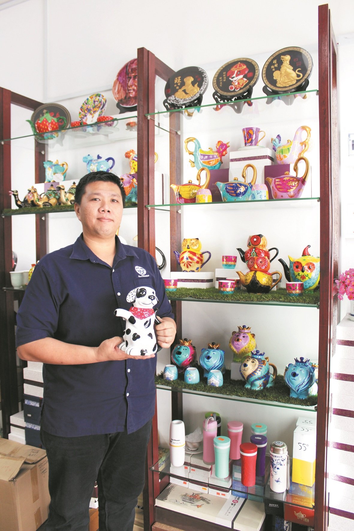 从纯贸易，到加工及代工，锺胜强所创办的“昌南”已成为一家拥有自己品牌陶瓷的企业。