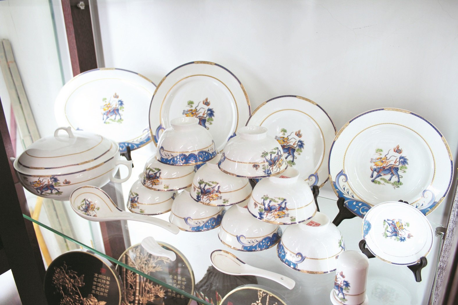 陶瓷产品如碗碟及杯子是人们生活中不可或缺的用具，惟消费者必须谨慎选购，才不会买到重金属超标的产品，误了家人的健康。