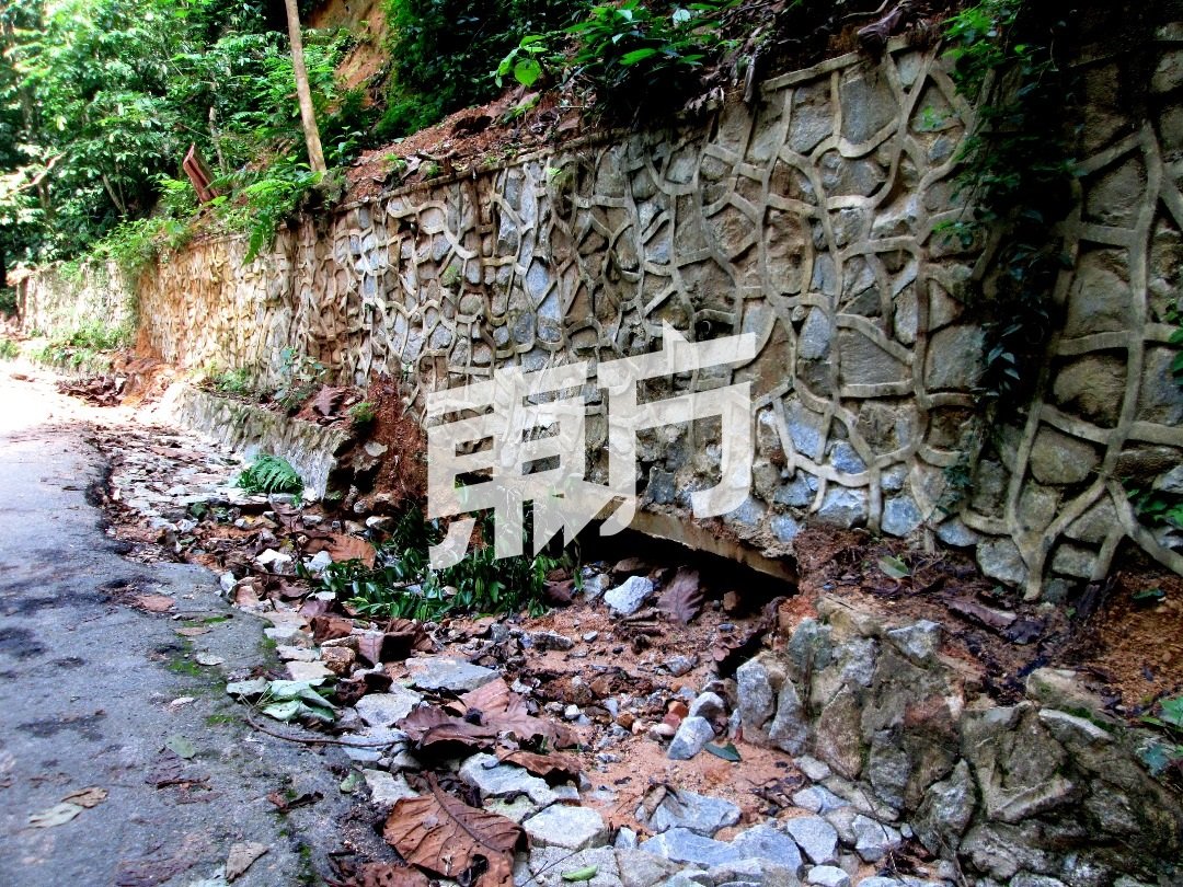 卓坤山一些遭暴风雨破坏的结构，仍未完全修复。