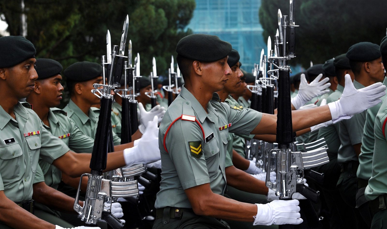 皇家马来兵团手持银黑色的长枪，步伐整齐、步调一致，就为了在国会 开幕礼当天呈现最佳的状态。