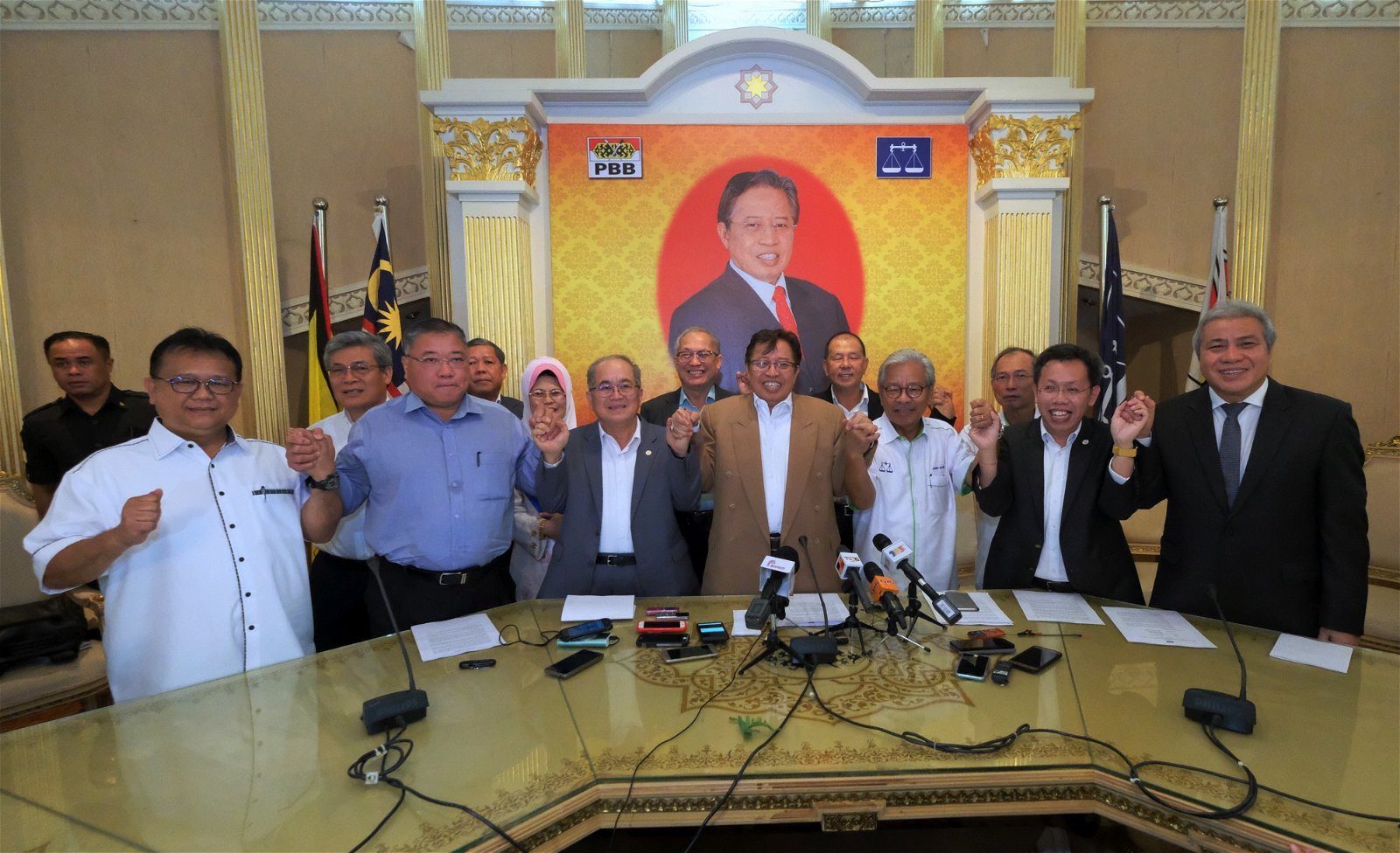 砂拉越国阵4个成员党，即土保党、砂人联党、砂人民党与民进党，于今年6月12日宣布退出国阵，组成砂州政党联盟（GPS）。
