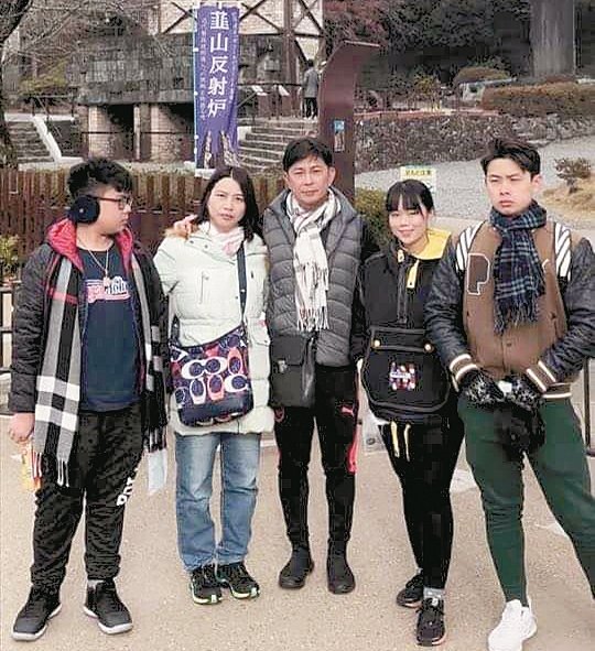 张秀福（左3）与家人完成国外旅游，他透露未来会拨出更多时间陪伴家庭。