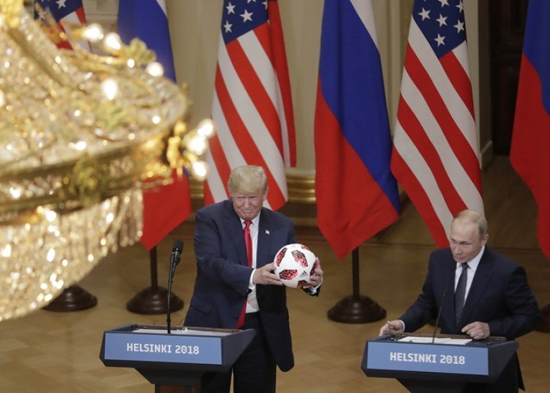 普京（右）向特朗普（左）赠送一个世界杯足球。