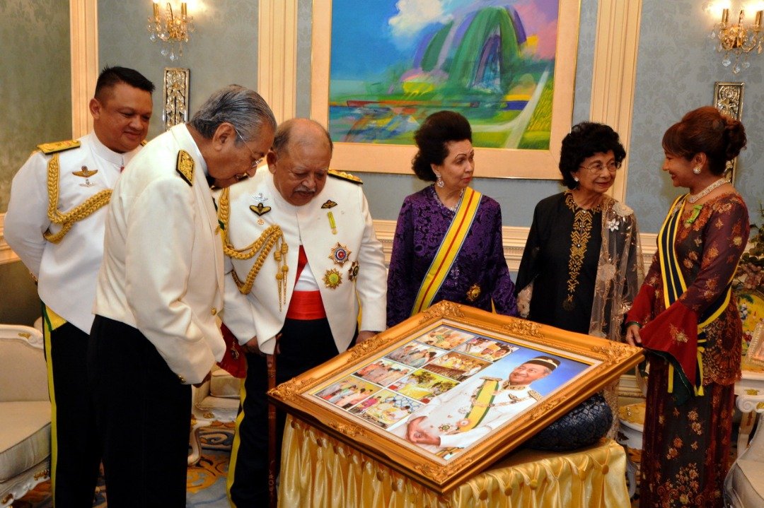 玻璃市拉惹端姑赛西拉祖丁殿下（左3）被眼前一幅幅殿下当年担任国家元首时，与当时担任首相的敦马（左2），曾拍下的珍贵合照，深感兴趣。