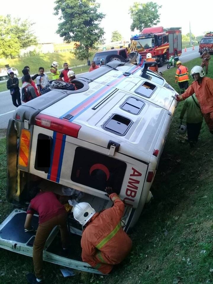 救护车疑因爆胎失控而翻落大道斜坡后，消拯队赶抵现场施援。