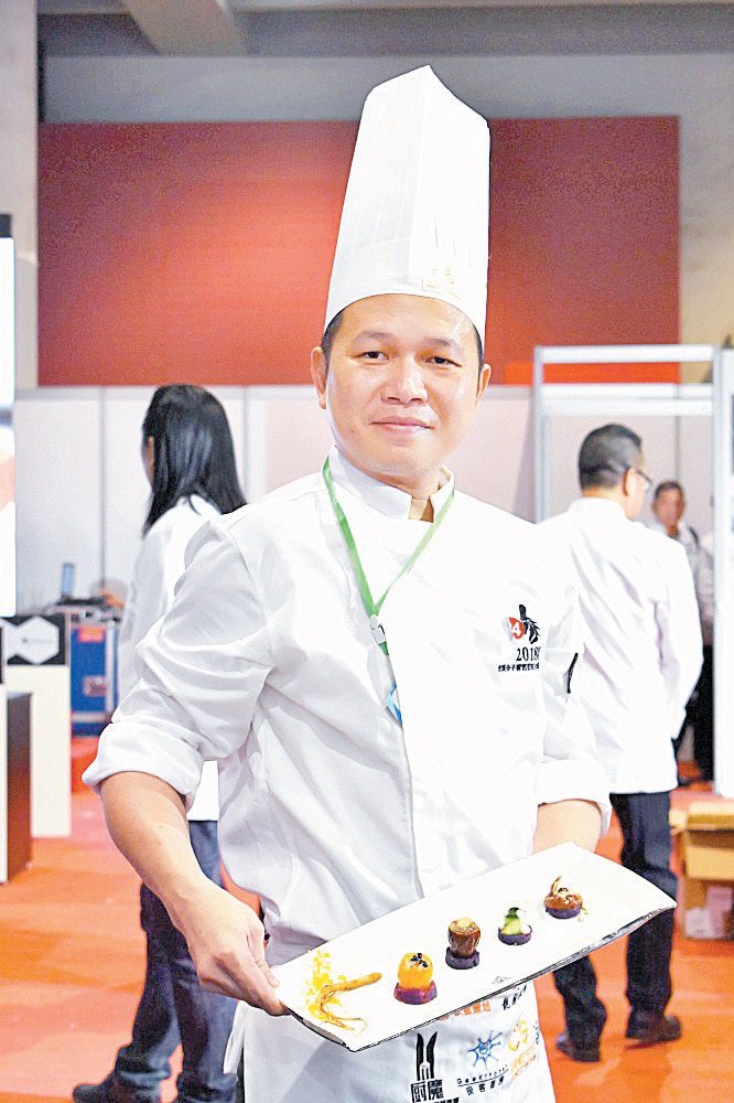 余振延以分子技术把传统椰浆饭及咖哩鸡制成分子料理，在中国“2018年全国分子厨艺烹饪大赛”夺得金奖荣誉。