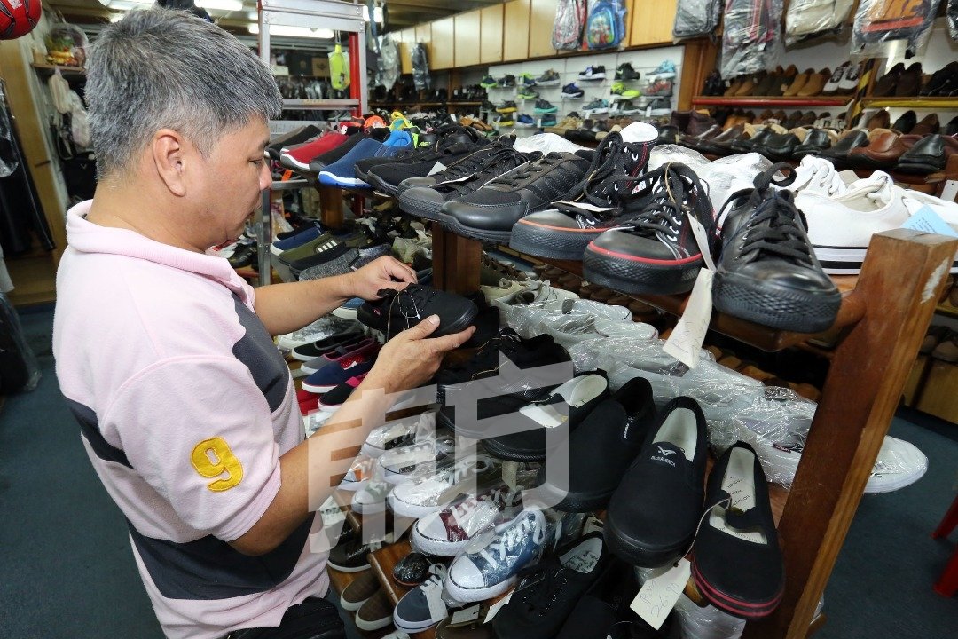 贩售校鞋的商家反映，担心无法在今年内清完白鞋存货，恐蒙受损失！（摄影：刘维杰）