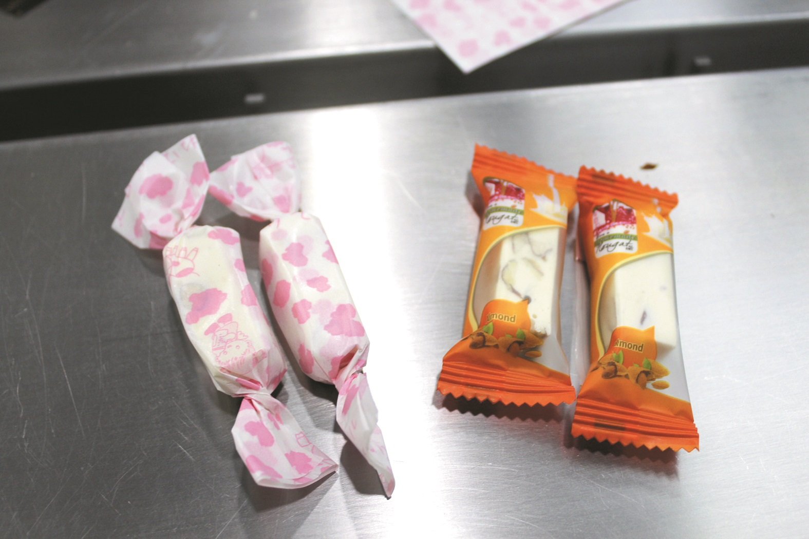 Eva‘s纯手工牛轧糖传统包装（左）虽然较有“味道”，但非常耗人力；右则是新包装。