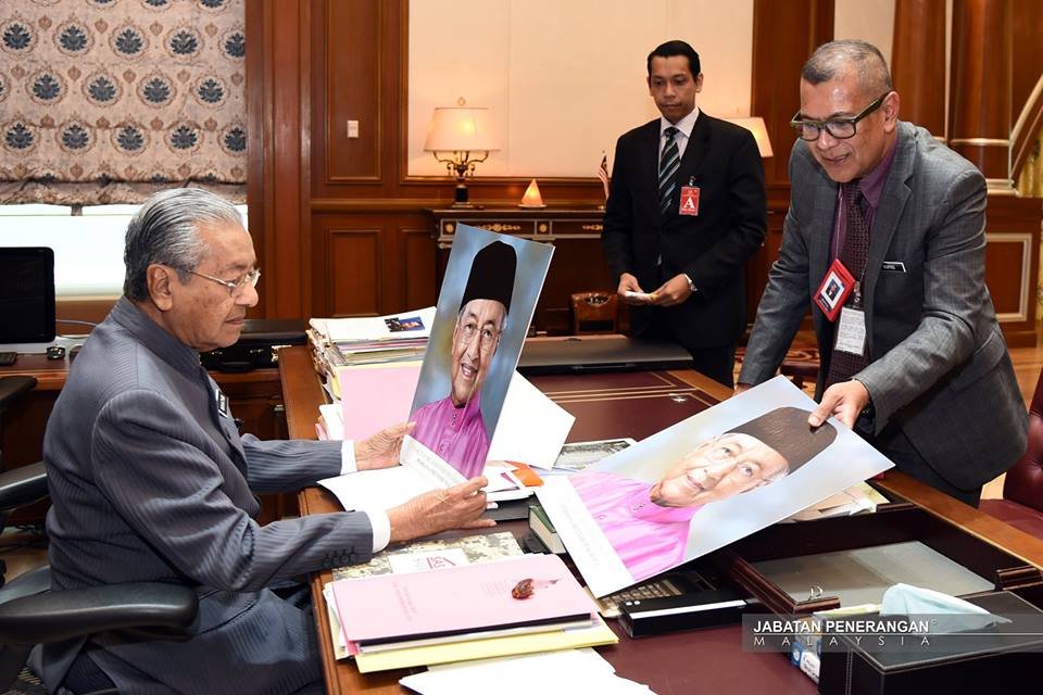 马哈迪早前挑选官方肖像，最终选了“露齿微笑”的照片。