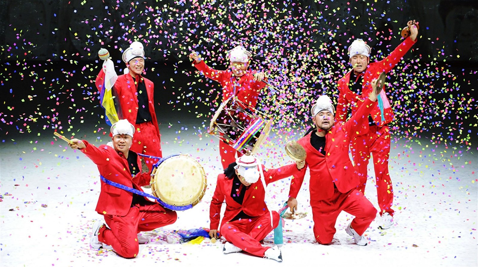 U-Hee以韩国民间的传统农乐与庆典音乐， 透过大锣、小锣、沙漏鼓、圆鼓等4种韩国传统乐器（统称四物）， 呈现韩国严谨、鲜明、活力十足的击乐风格， 展现人与天地之间的阴阳和谐关系。