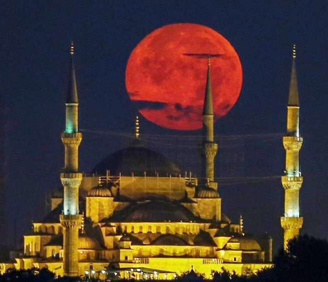 【土耳其】伊斯坦布尔市区加拉达塔上空，出现了一轮大大的“血月”，为建筑物增添不少传奇色彩。