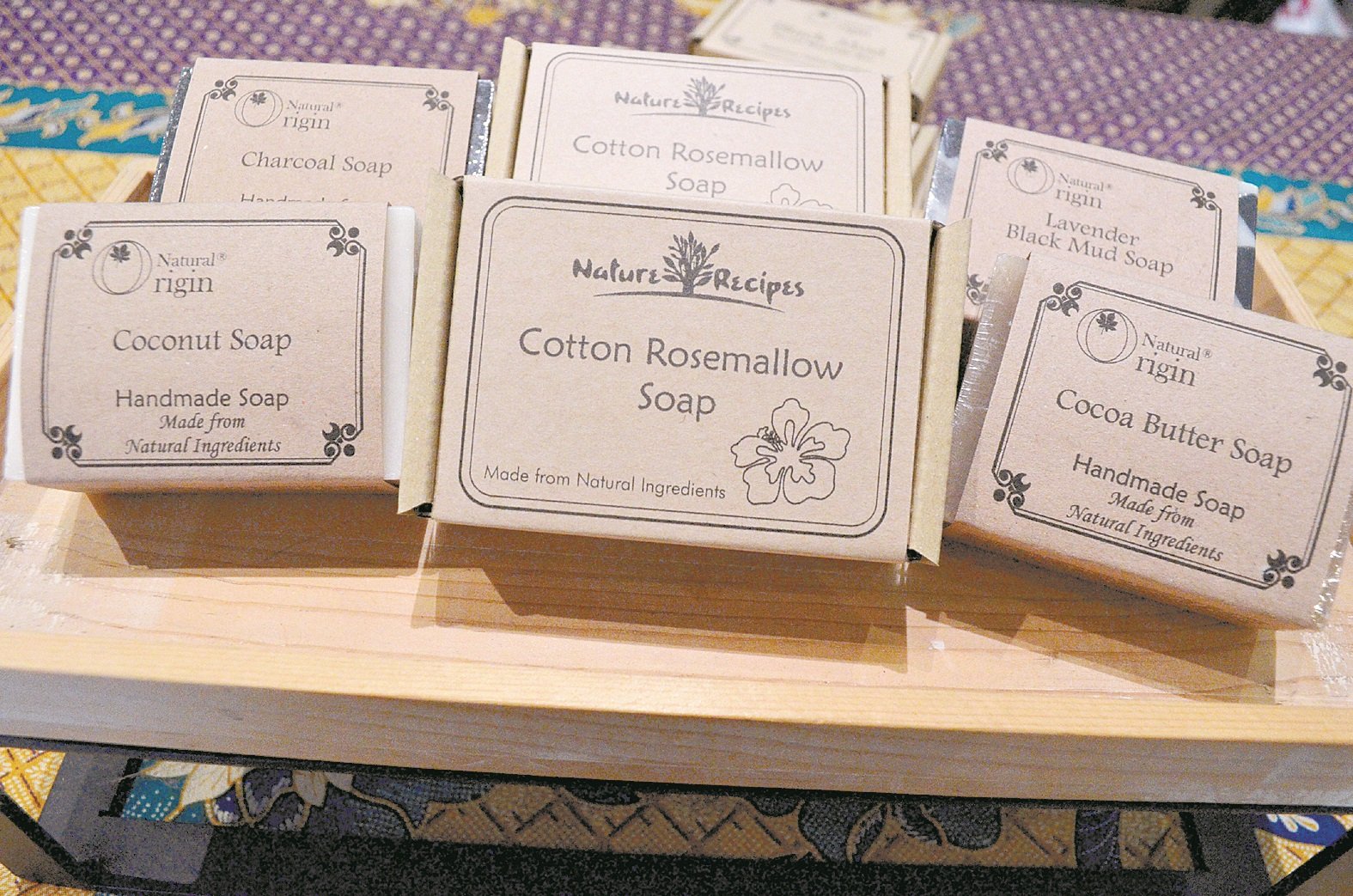 “Nature Recipes”独创的木芙蓉花手工肥皂，有镇定、美白和抗炎的功效，还有滋润的效果。