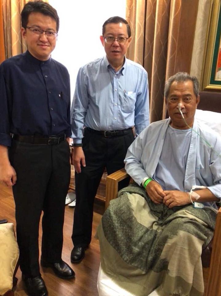 刘镇东(左起)、林冠英也前往新加坡探望慕尤丁。（照片取自慕尤丁面子书）
