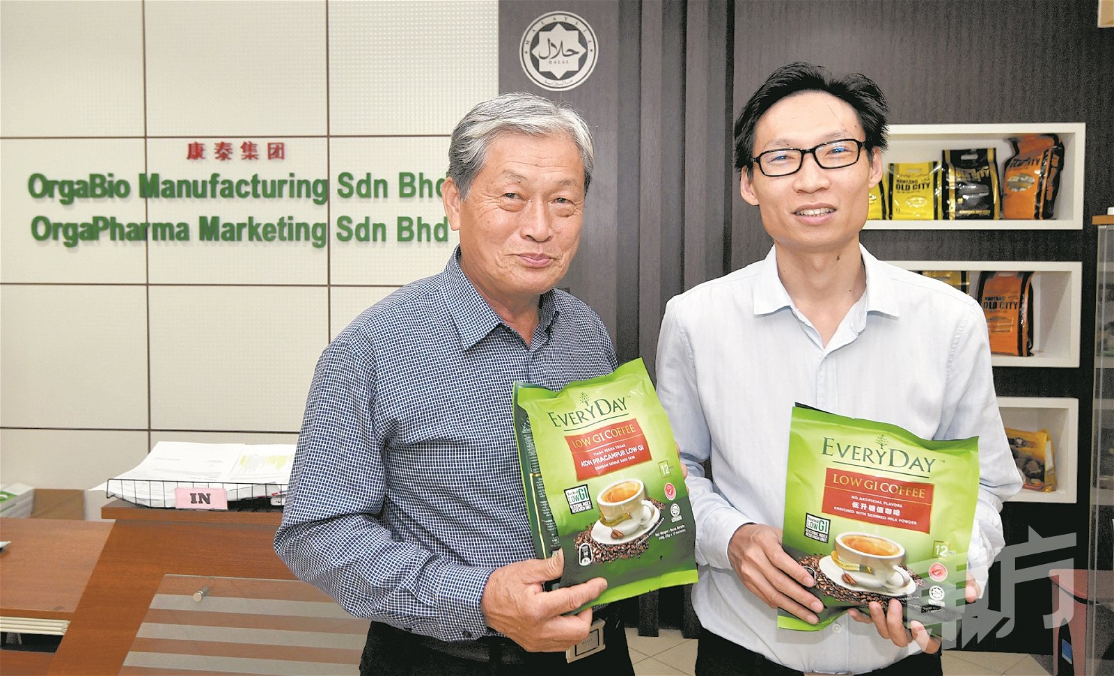欧阳丁清（左起）和孩子欧阳捍文父子齐心，一同管理康泰食品有限公司。