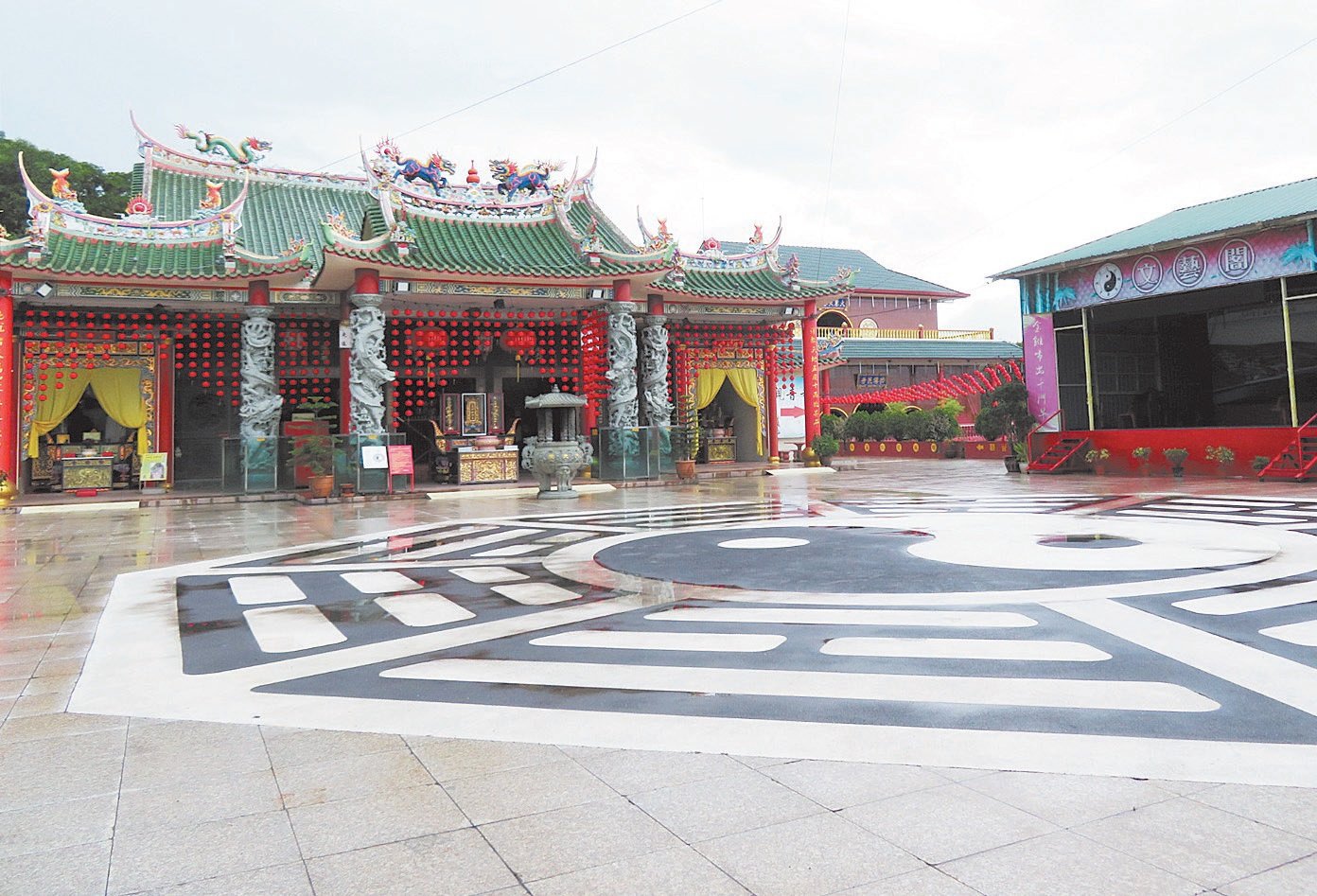 芙蓉梅岭志元堂已发展成一间极具规模的庙宇，为保留传统文化，该庙采用瓦片搭建及雕刻建成。