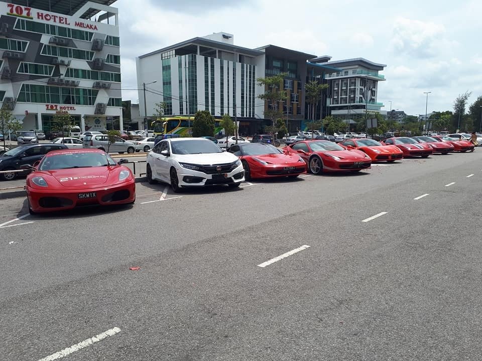 网友也在马六甲发现数辆名贵跑车没有将轿车好好停在停车位内