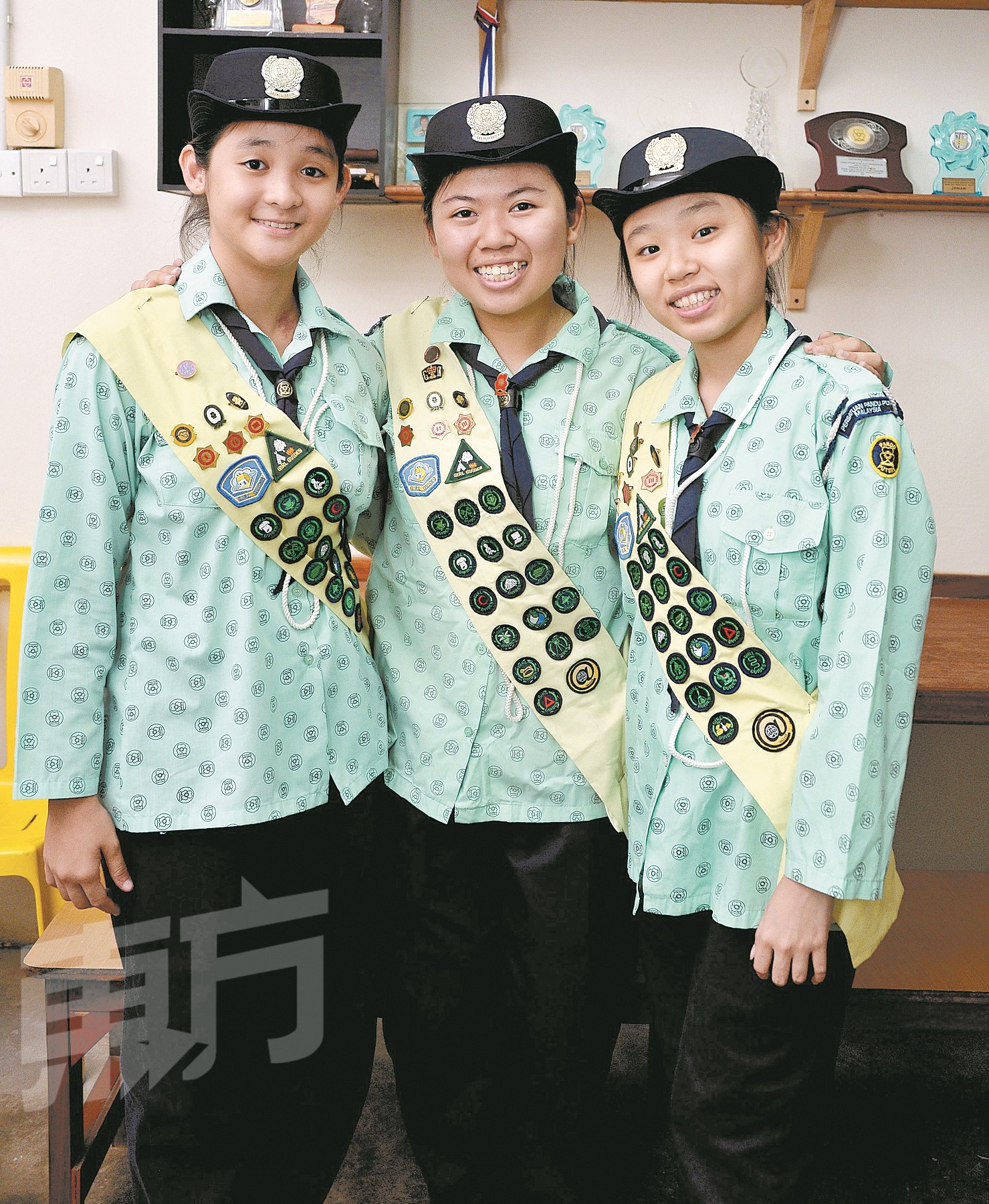 曾佳莹（左起）、李欣儒和陆婉羚在刚开始加入女童军时皆不清楚考取徽章的意义与用处，直到升上中三，渐渐理解其意义后，才慢慢爱上它。三人皆考获皇家女童军勋章。