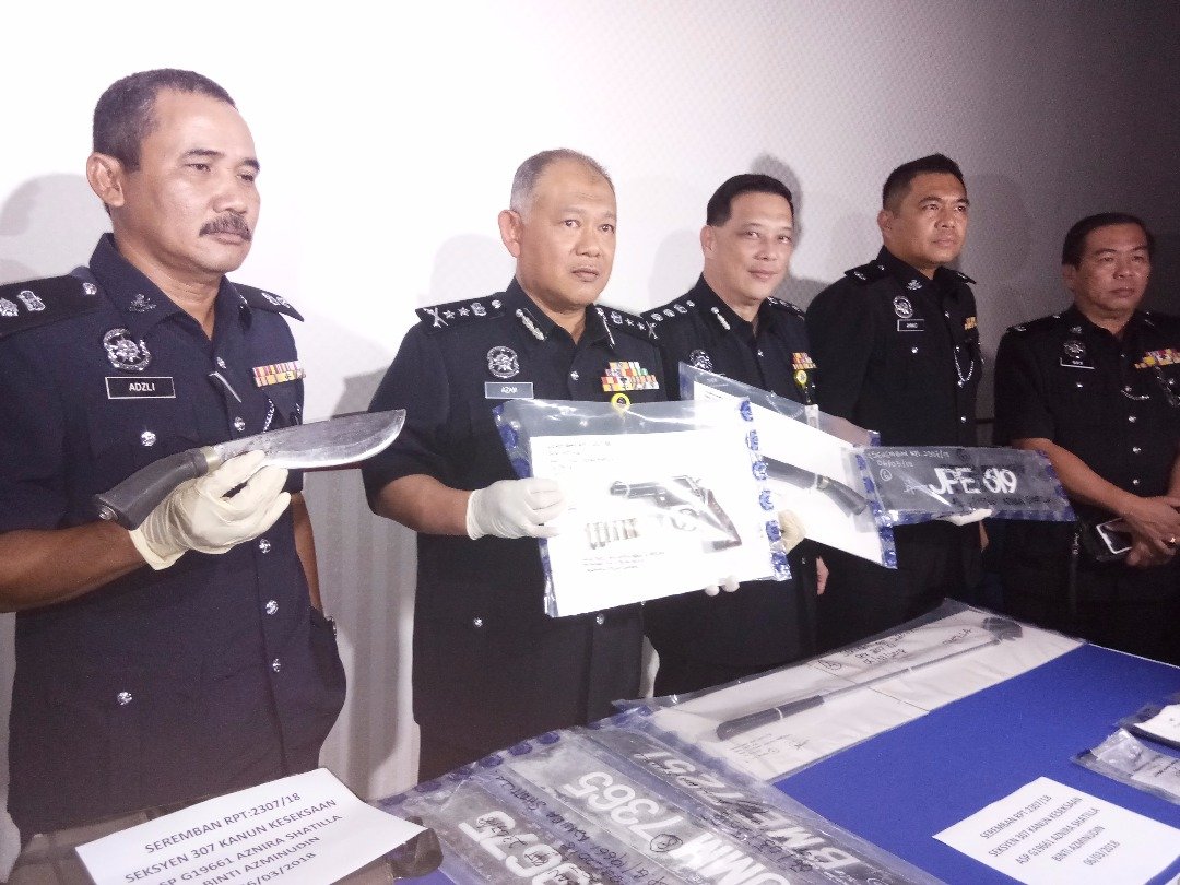 诺阿詹（左2）向媒体展示警方起获的手枪、巴冷刀及伪造车牌。左起为阿兹里、张福宝及阿末。
