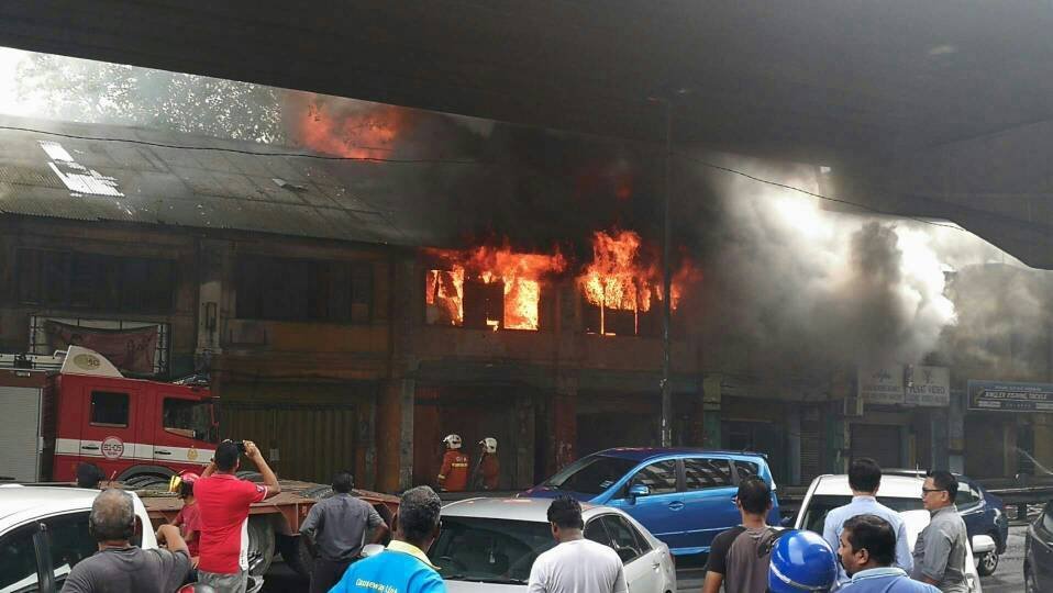 火势迅速蔓延烧毁5间老店屋，吸引不少民众驻足围观。